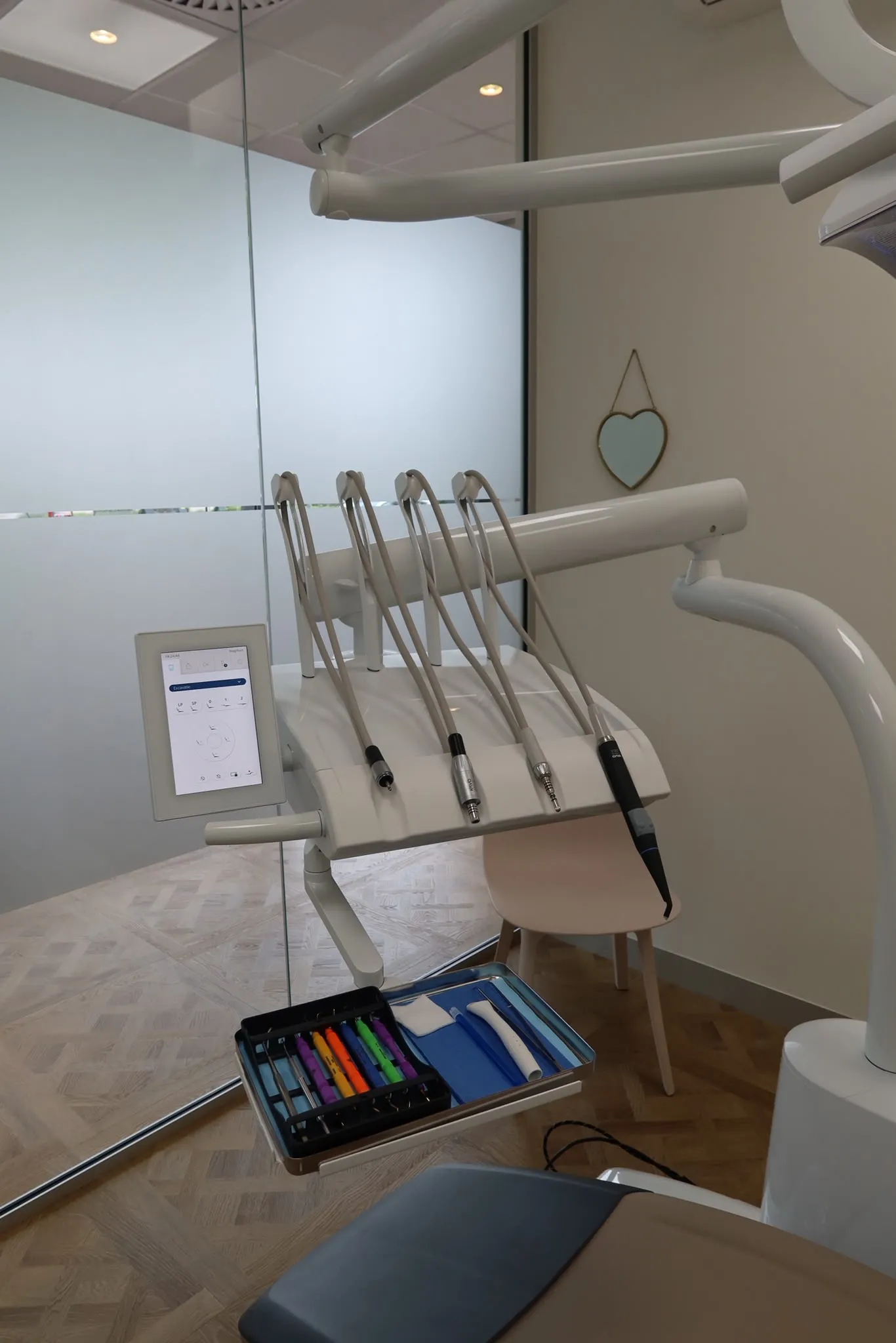 Behandelunit met instrumenten voor een professionele gebitsreiniging