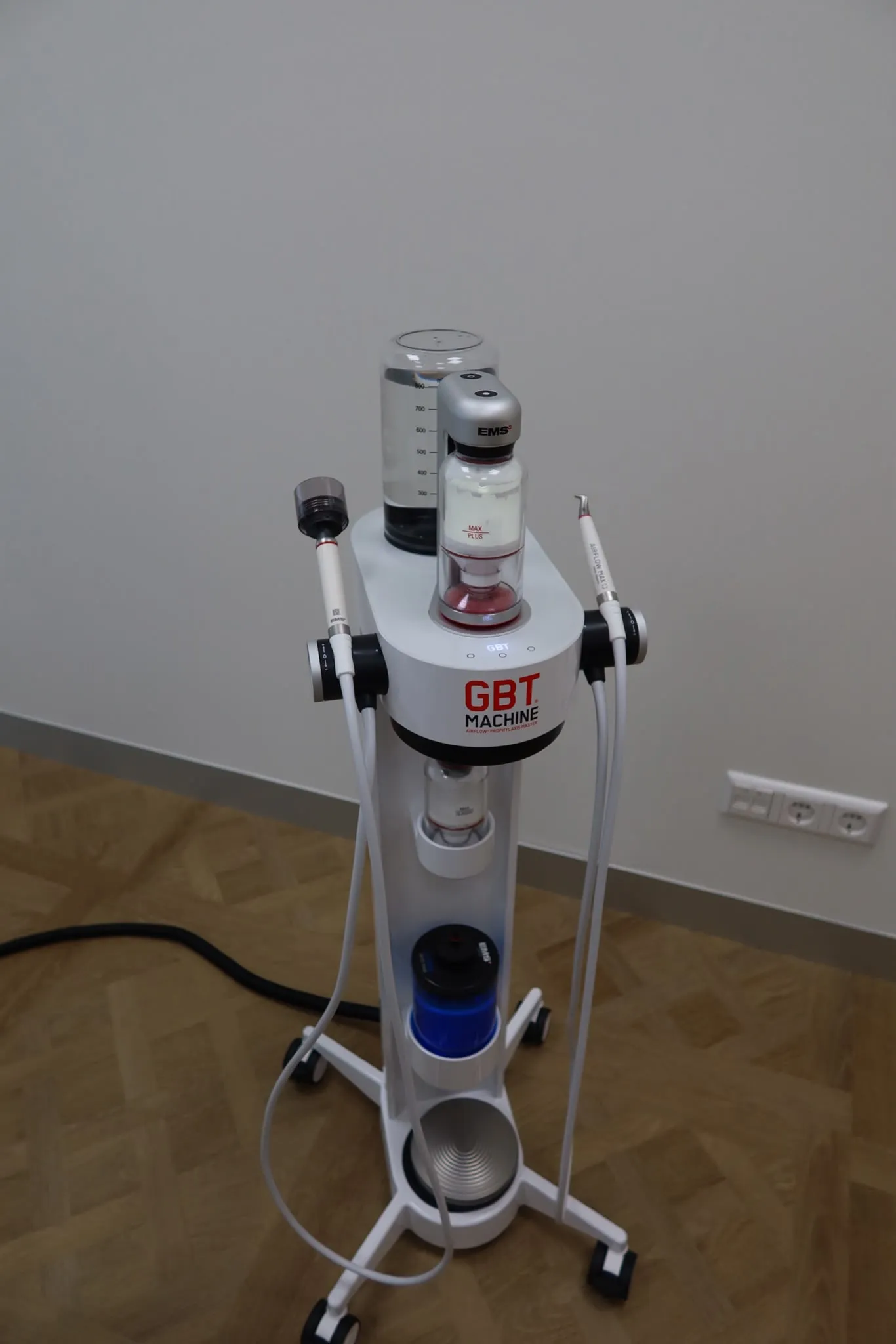 GBT-apparaat voor Guided Biofilm Therapy, een zachte professionele gebitsreiniging